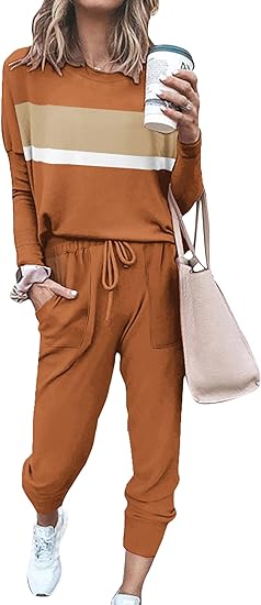 Frau in braunem Freizeitanzug mit Streifen, hält Kaffeebecher und beigefarbene Tasche.