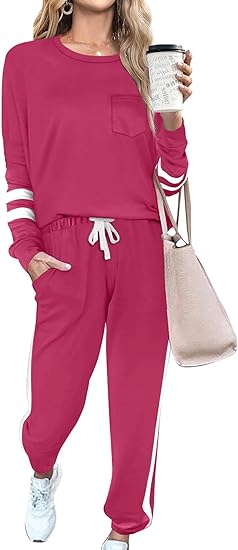 Frau in pinkem Jogginganzug mit Kaffeebecher und Tasche, Freizeitmode, bequem, sportlich.