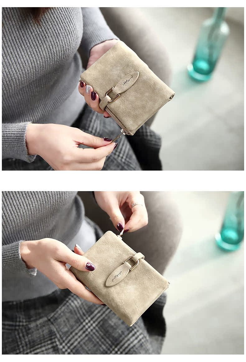Frau hält beige Leder-Geldbörse, modisch, elegant, Damen-Accessoire, stilvoll, praktisch.