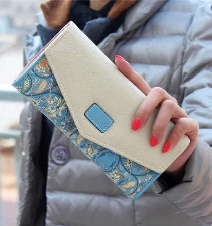 Damenhandtasche, blau-weiß, Blumenmuster, Leder, elegant, modisch, Accessoire, Wintermantel.