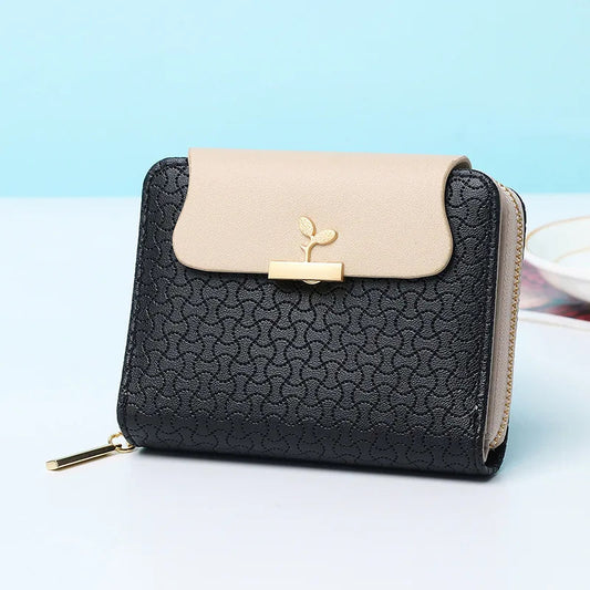Schwarze Damen-Geldbörse aus Leder mit beige Klappe, Reißverschluss, Blatt-Emblem.