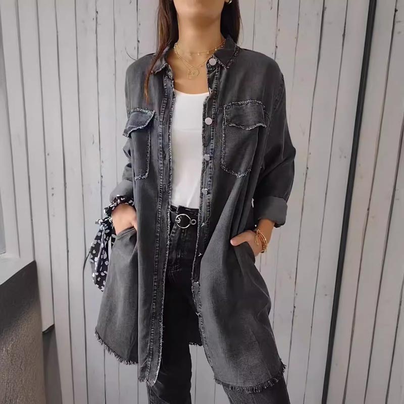 Damen-Jeansjacke, grau, lang, mit Taschen, lässiger Stil, modische Freizeitkleidung.