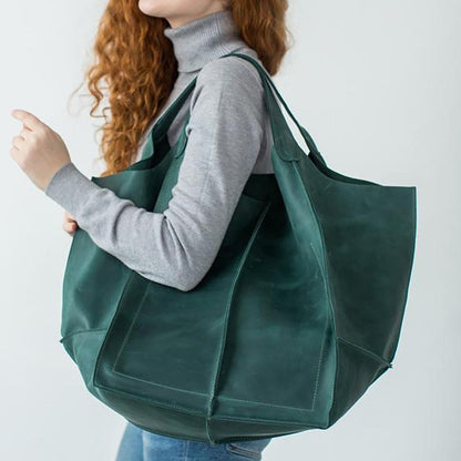 Frau mit großer grüner Ledertasche, modische Einkaufstasche, lässiger Stil.