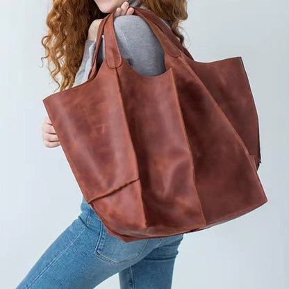 Frau mit großer brauner Ledertasche, modisch, robust, ideal für Alltag und Shopping.