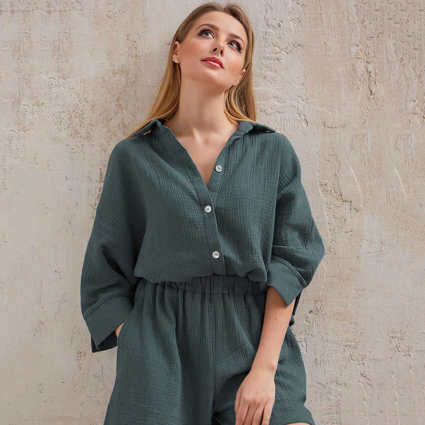 Frau in grünem Leinen-Overall vor beiger Wand, lässige Mode, Sommeroutfit, Damenbekleidung.