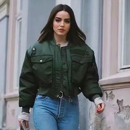 Frau in grüner Bomberjacke und blauer Jeans, modisch, urbaner Stil, Herbstmode.