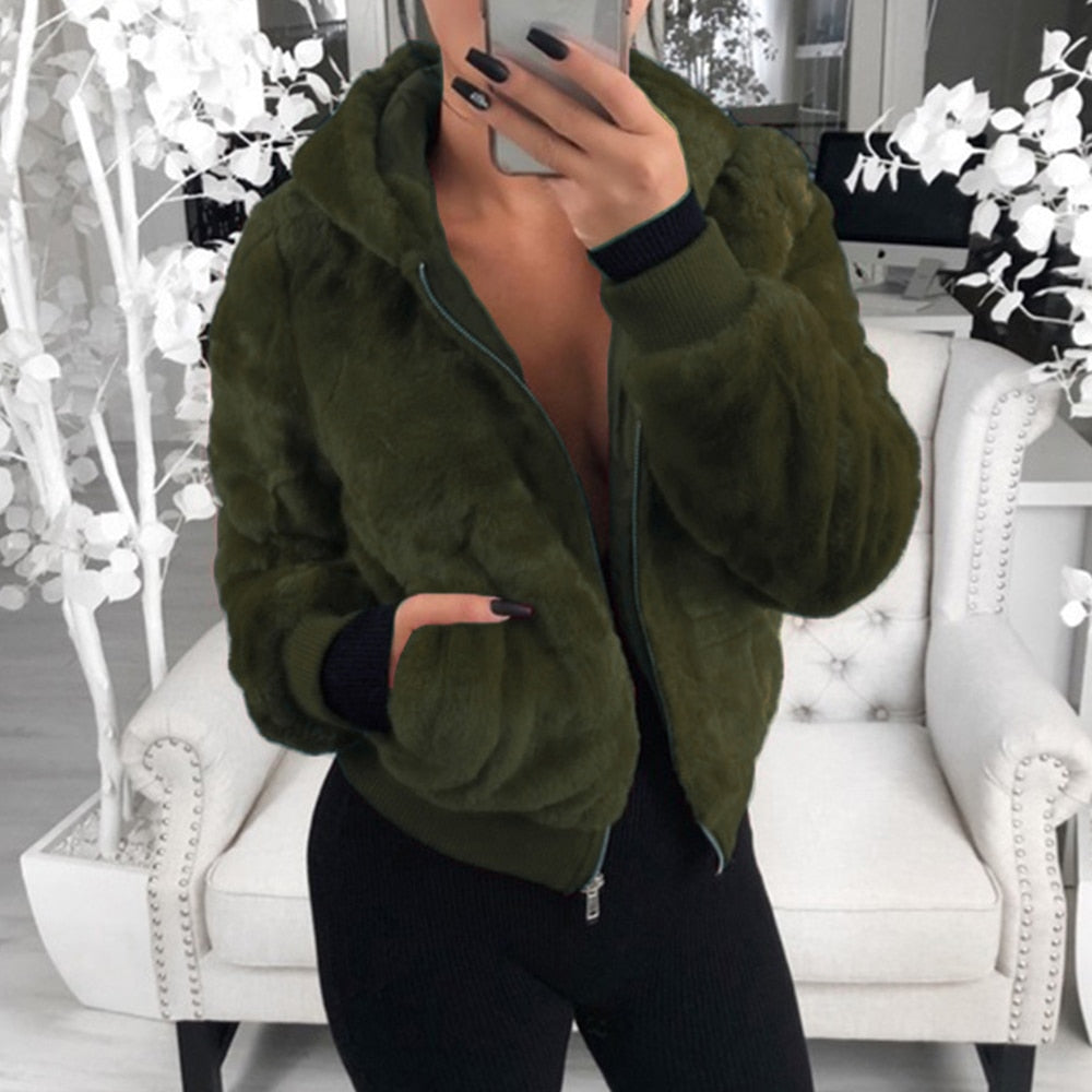 Damen Winterjacke, grün, Kunstpelz, Reißverschluss, warm, modisch, gemütlich, Freizeitkleidung.