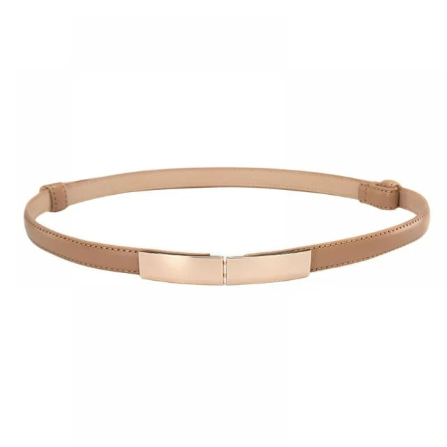 Beiger Ledergürtel mit goldener Schnalle, modisches Accessoire für Damen.
