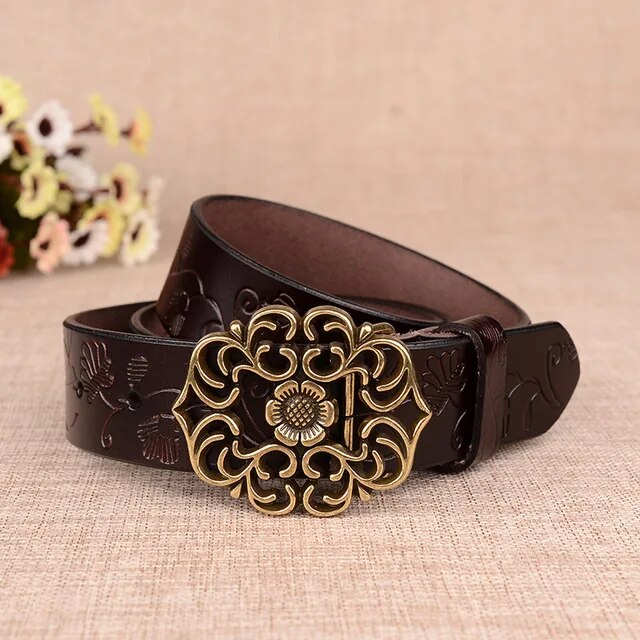 Dunkelbrauner Ledergürtel mit goldener Schnalle, Blumenmuster, modisches Accessoire.