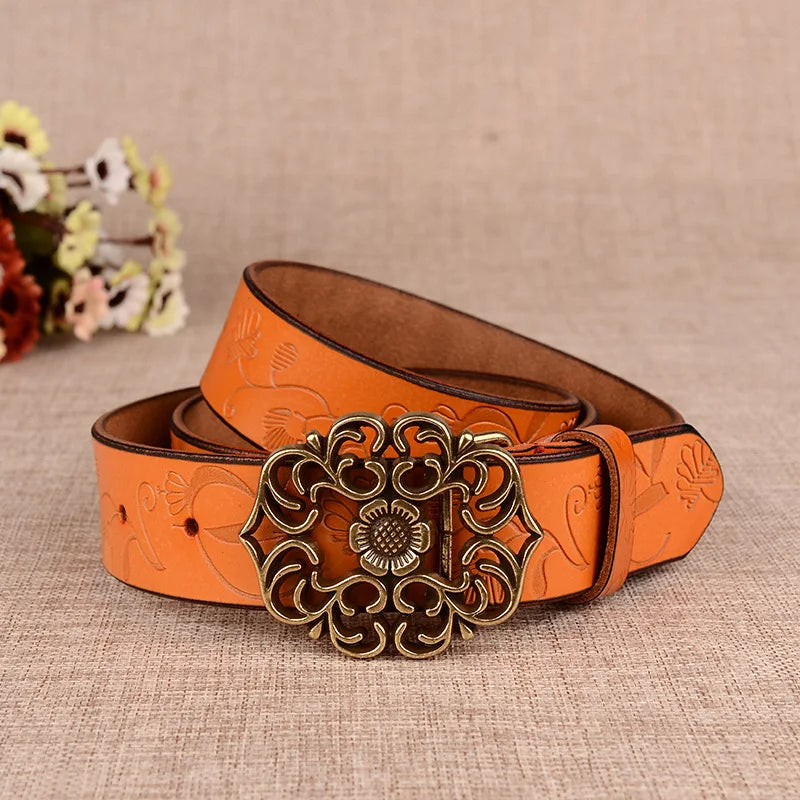 Damen Ledergürtel orange mit Blumenmuster und dekorativer Schnalle, modisches Accessoire.