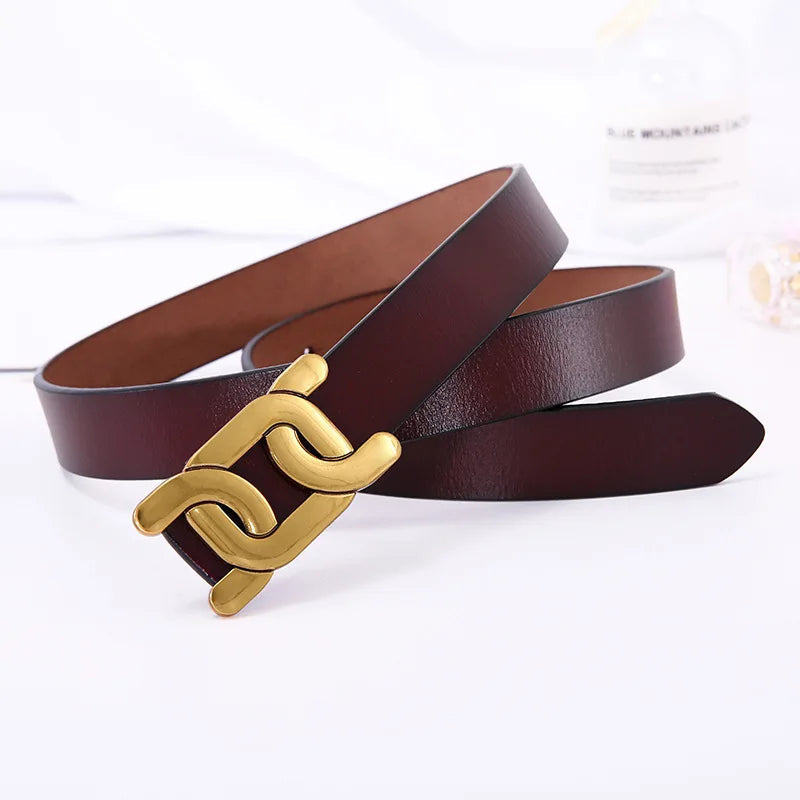 Brauner Ledergürtel mit goldener Schnalle, modisches Accessoire, hochwertig, elegant.