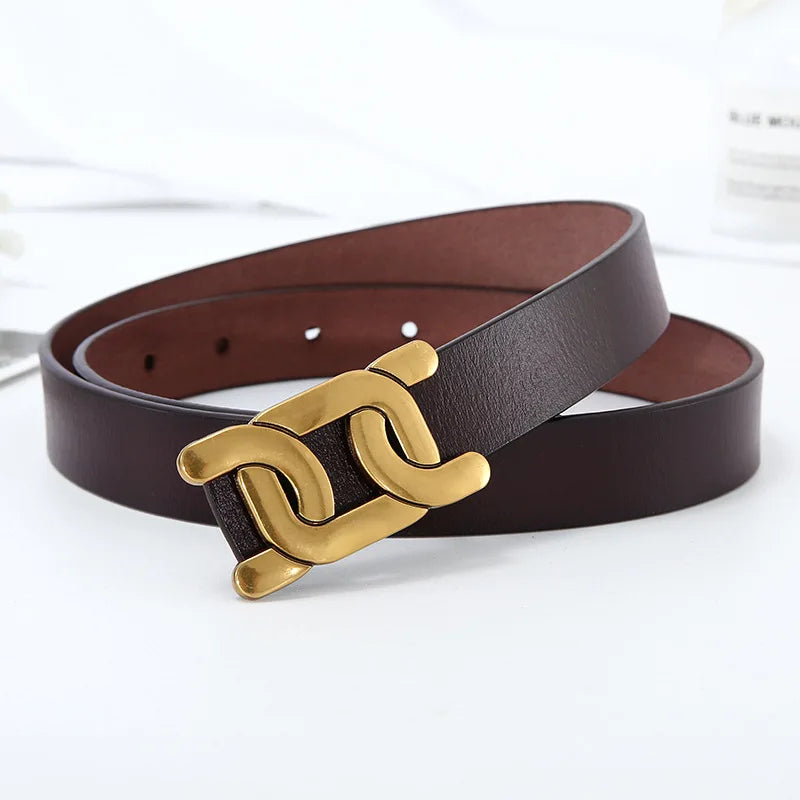 Dunkelbrauner Ledergürtel mit goldener Schnalle, modisches Accessoire für Herren.