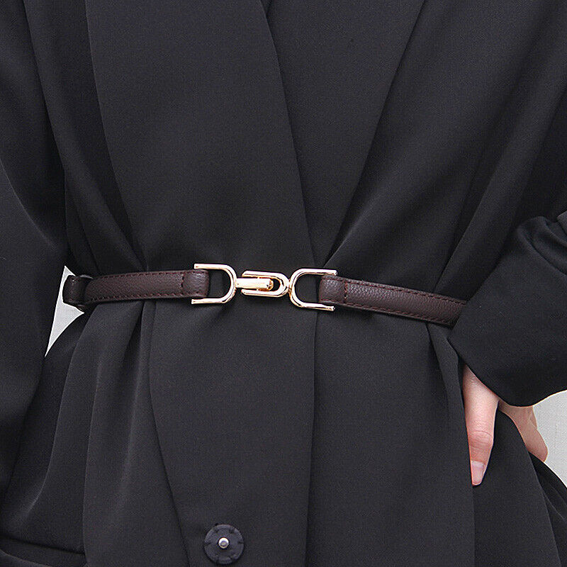 Dunkelbrauner Ledergürtel mit goldener Schnalle, Damenmode, elegantes Accessoire.