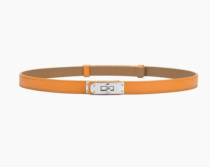 Orange Ledergürtel mit silberner Schnalle, modisches Accessoire für Damen.
