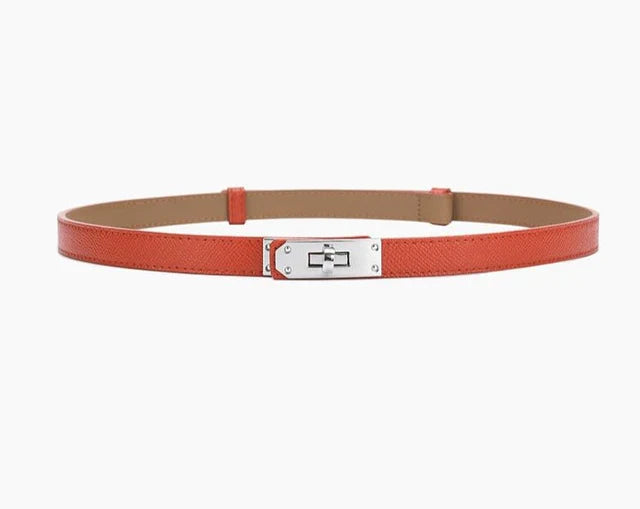Orangefarbener Ledergürtel mit silberner Schnalle, modisches Accessoire für Damen.