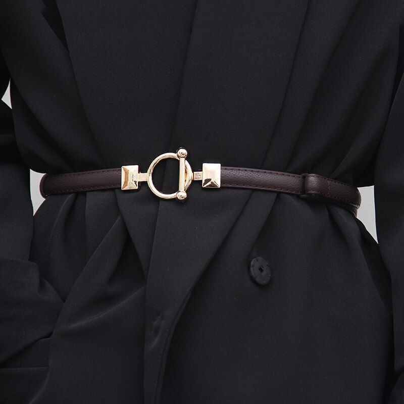 Dunkelbrauner Ledergürtel mit goldener Schnalle, elegantes Accessoire für Damenmode.
