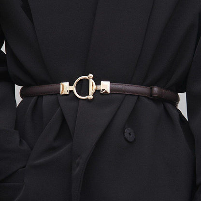 Dunkelbrauner Ledergürtel mit goldener Schnalle, elegantes Accessoire für Damenmode.