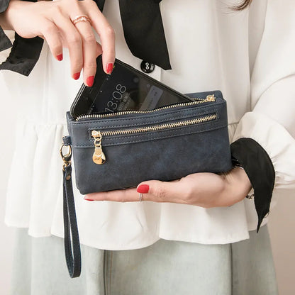 Dunkelblaue Damenhandtasche mit Reißverschluss, Leder, Smartphone-Fach, elegant, modisch.