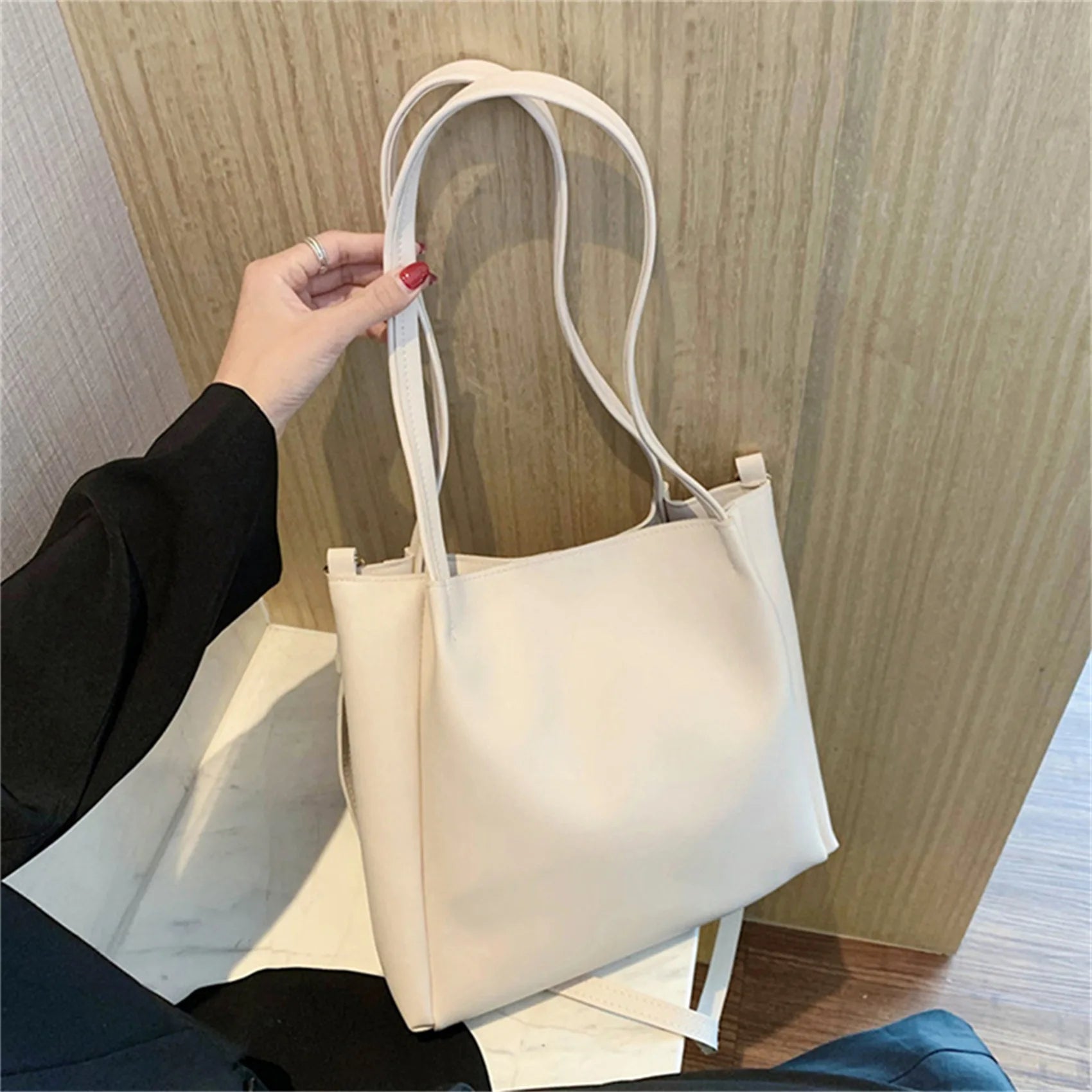 Damenhandtasche aus beigem Leder, elegant, mit langen Henkeln, modisch, vielseitig.