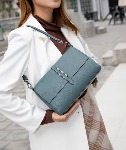 Frau mit blauer Lederhandtasche, Umhängetasche, modisch, elegant, Stadt, Herbstmode.