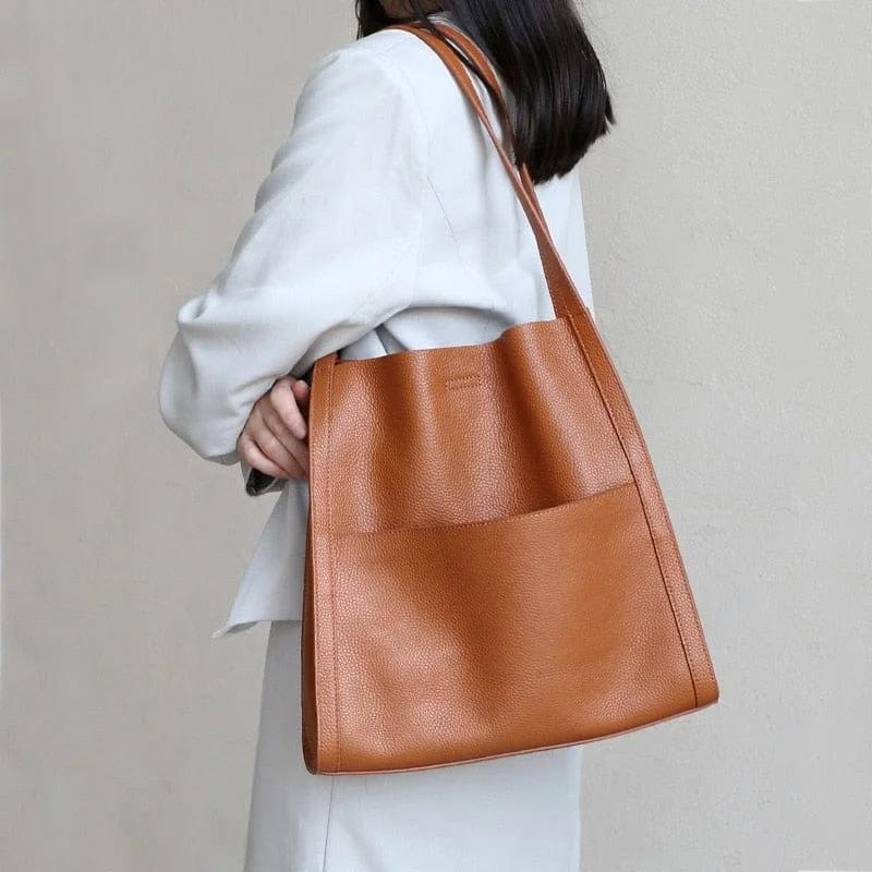 Frau mit großer brauner Ledertasche, Schultertasche, elegant, modisch, Damenaccessoire.
