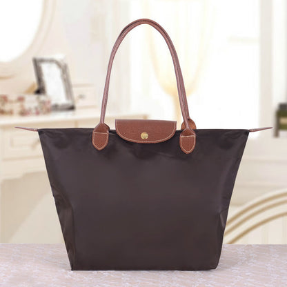 Braune Damenhandtasche aus Leder und Stoff, elegant, geräumig, ideal für den Alltag.
