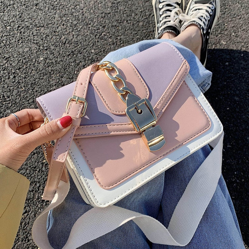 Damenhandtasche rosa-weiß, Kettendetail, verstellbarer Riemen, modisch, elegant.