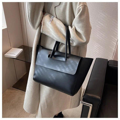 Damenhandtasche aus schwarzem Leder, elegant, modern, mit Tragegriffen, modisches Accessoire.