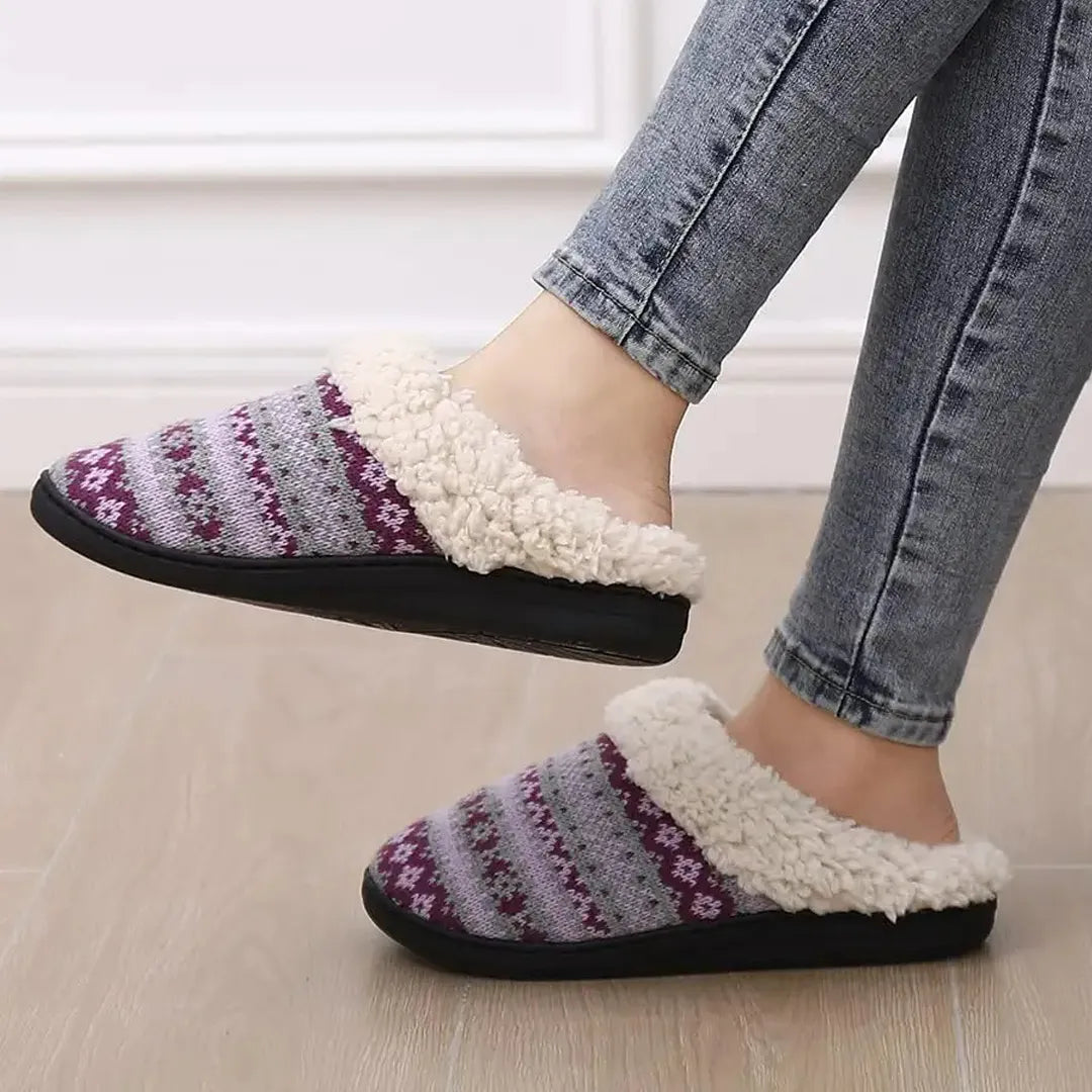 Damen Hausschuhe, lila-grau gestreift, Fleece-Futter, rutschfeste Sohle, gemütlich, warm.