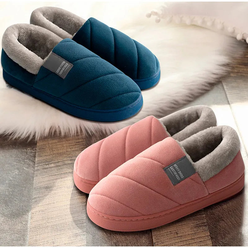 Blaue und rosa Hausschuhe, Plüschfutter, rutschfeste Sohle, gemütliche Winter-Pantoffeln.