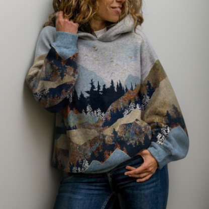 Frau trägt bedruckten Hoodie mit Berglandschaft, Baumwolle, lässig, modisch, Herbstkleidung.