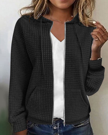 Frau trägt schwarzen Kapuzenpullover mit Reißverschluss, Langarm, strukturiertes Design.