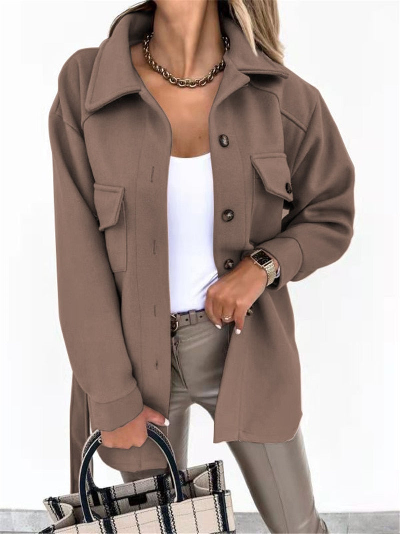 Damenmode: Braune Oversize-Jacke, Knopfleiste, Taschen, Herbst-Look, eleganter Stil.