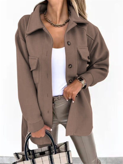 Damenmode: Braune Oversize-Jacke, Knopfleiste, Taschen, Herbst-Look, eleganter Stil.