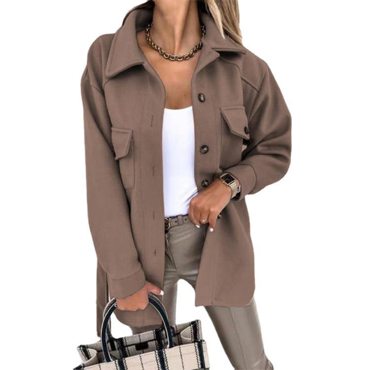 Damenjacke beige, lässig, Knopfleiste, Taschen, Herbstmode, eleganter Stil, Streetwear.
