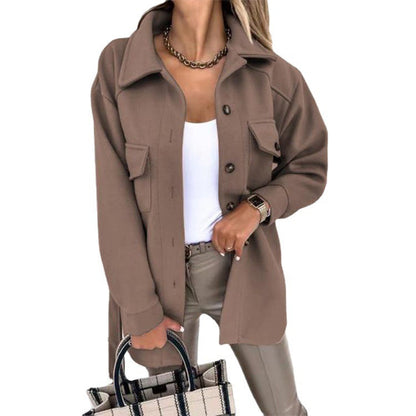 Damenjacke beige, lässig, Knopfleiste, Taschen, Herbstmode, eleganter Stil, Streetwear.
