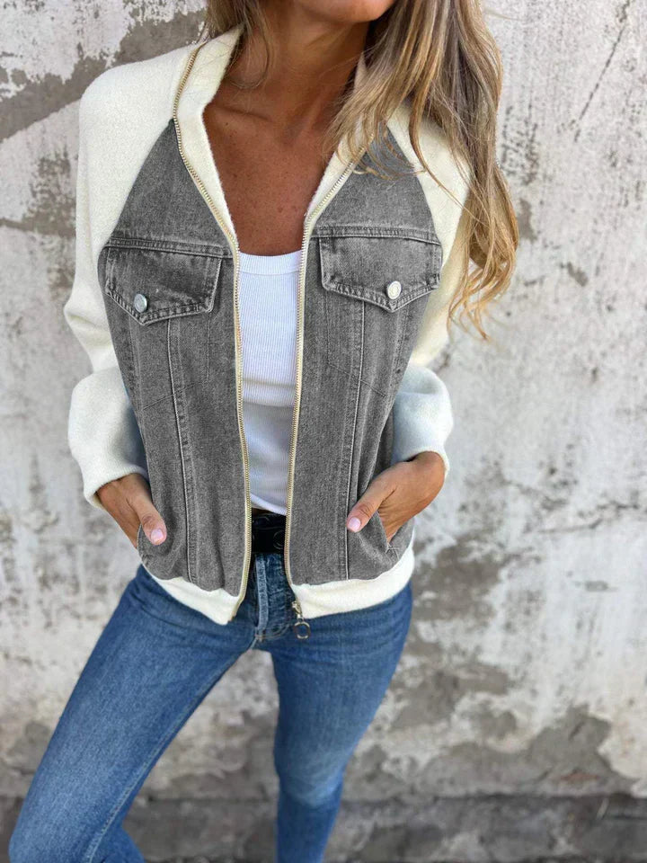Damenjacke mit grauen Denim-Details, weißem Stoff, lässig, modisch, ideal für Herbst.