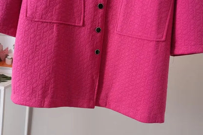 Pinkfarbene Damenjacke mit Knopfleiste, strukturiertem Stoff und großen Taschen.
