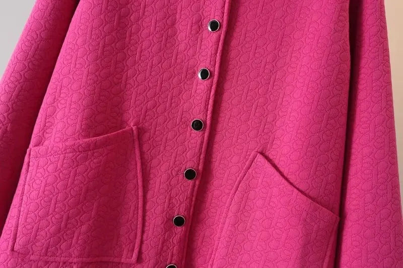 Rosa Damenjacke mit Knöpfen, strukturiertes Muster, Taschen, modisch, elegant, Herbstbekleidung.