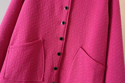 Rosa Damenjacke mit Knöpfen, strukturiertes Muster, Taschen, modisch, elegant, Herbstbekleidung.