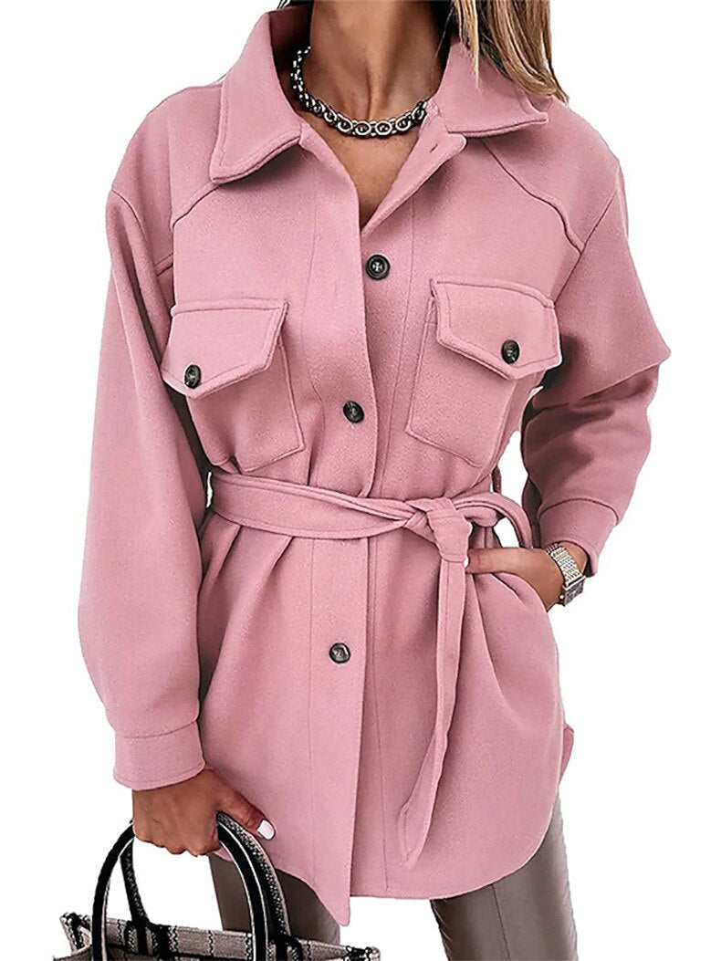 Damenjacke rosa, Gürtel, Knöpfe, Taschen, modisch, Herbstmode, eleganter Stil.