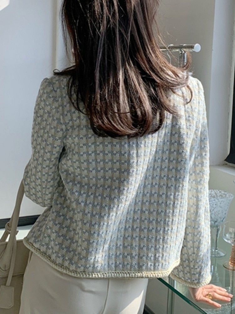 Frau in hellblauer Hahnentritt-Jacke aus Tweed, Rückansicht, modisch, elegant, Tageslicht.