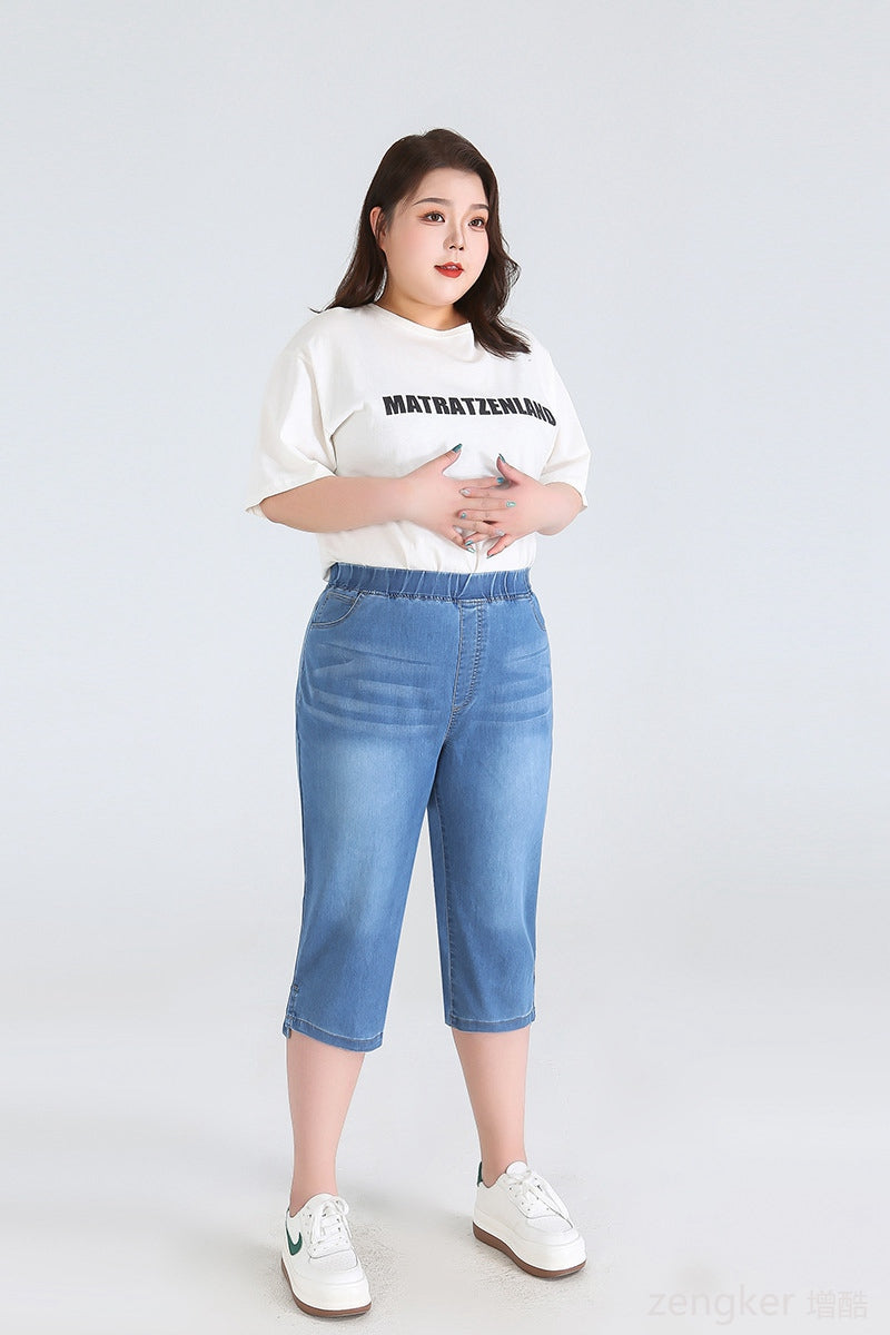 Frau in weißem T-Shirt und blauer Jeans-Caprihose, Plus-Size-Mode, lässiger Stil.