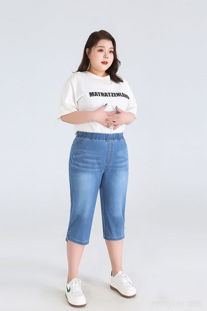 Frau in weißem T-Shirt und blauer Jeans-Caprihose, Plus-Size-Mode, lässiger Stil.