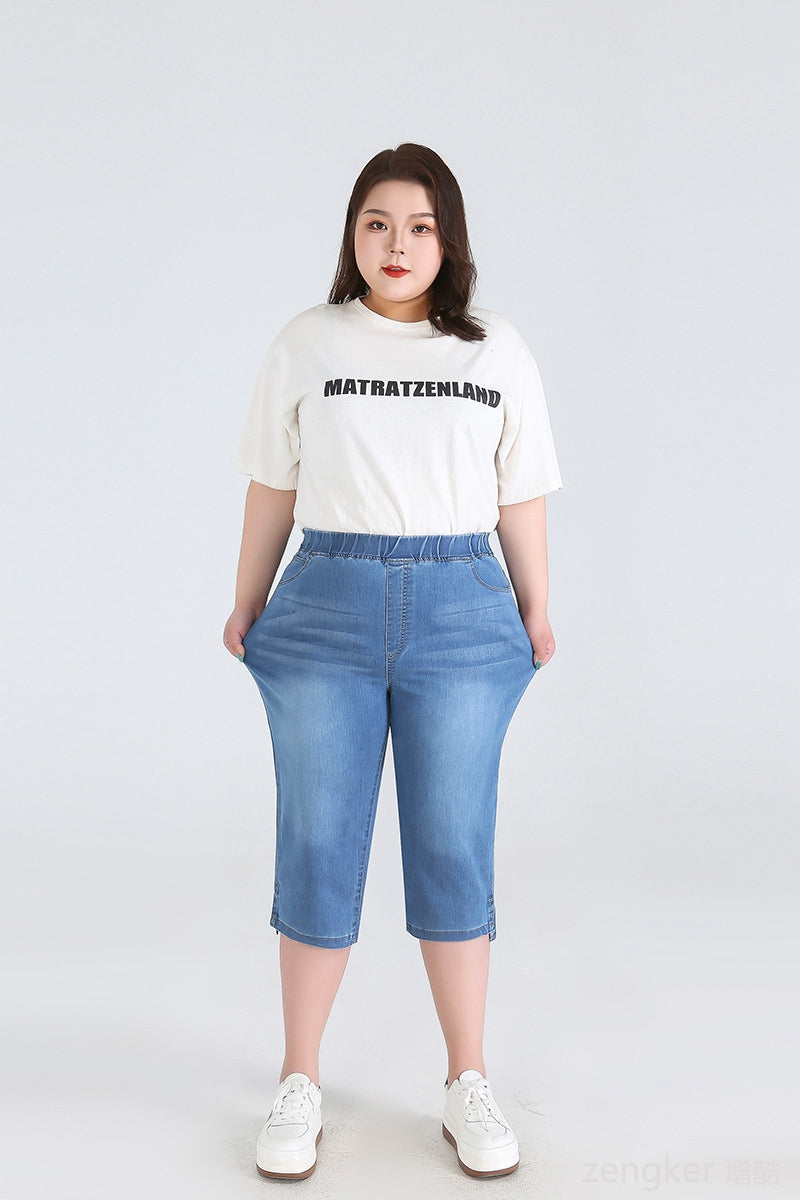 Frau in blauer Jeans-Caprihose und weißem T-Shirt, lässige Mode, Plus-Size-Bekleidung.
