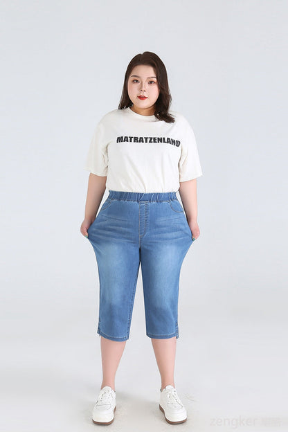 Frau in blauer Jeans-Caprihose und weißem T-Shirt, lässige Mode, Plus-Size-Bekleidung.