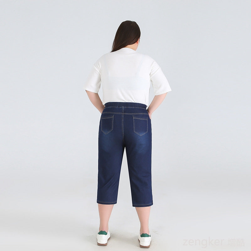 Frau in blauer Jeans-Caprihose und weißem T-Shirt, Rückansicht, lässige Mode.
