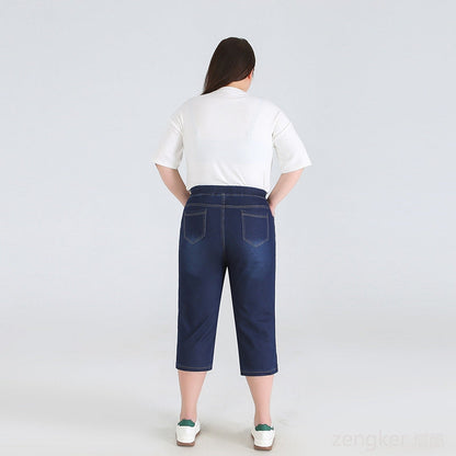Frau in blauer Jeans-Caprihose und weißem T-Shirt, Rückansicht, lässige Mode.