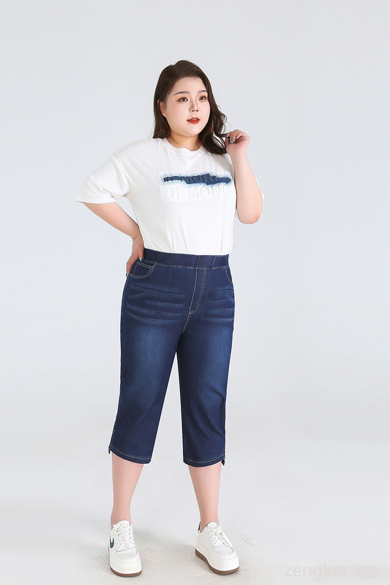Frau in weißem T-Shirt und blauer Jeans-Caprihose, lässige Mode, Plus-Size-Bekleidung.