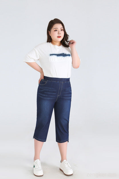 Frau in weißem T-Shirt und blauer Jeans-Caprihose, lässige Mode, Plus-Size-Bekleidung.